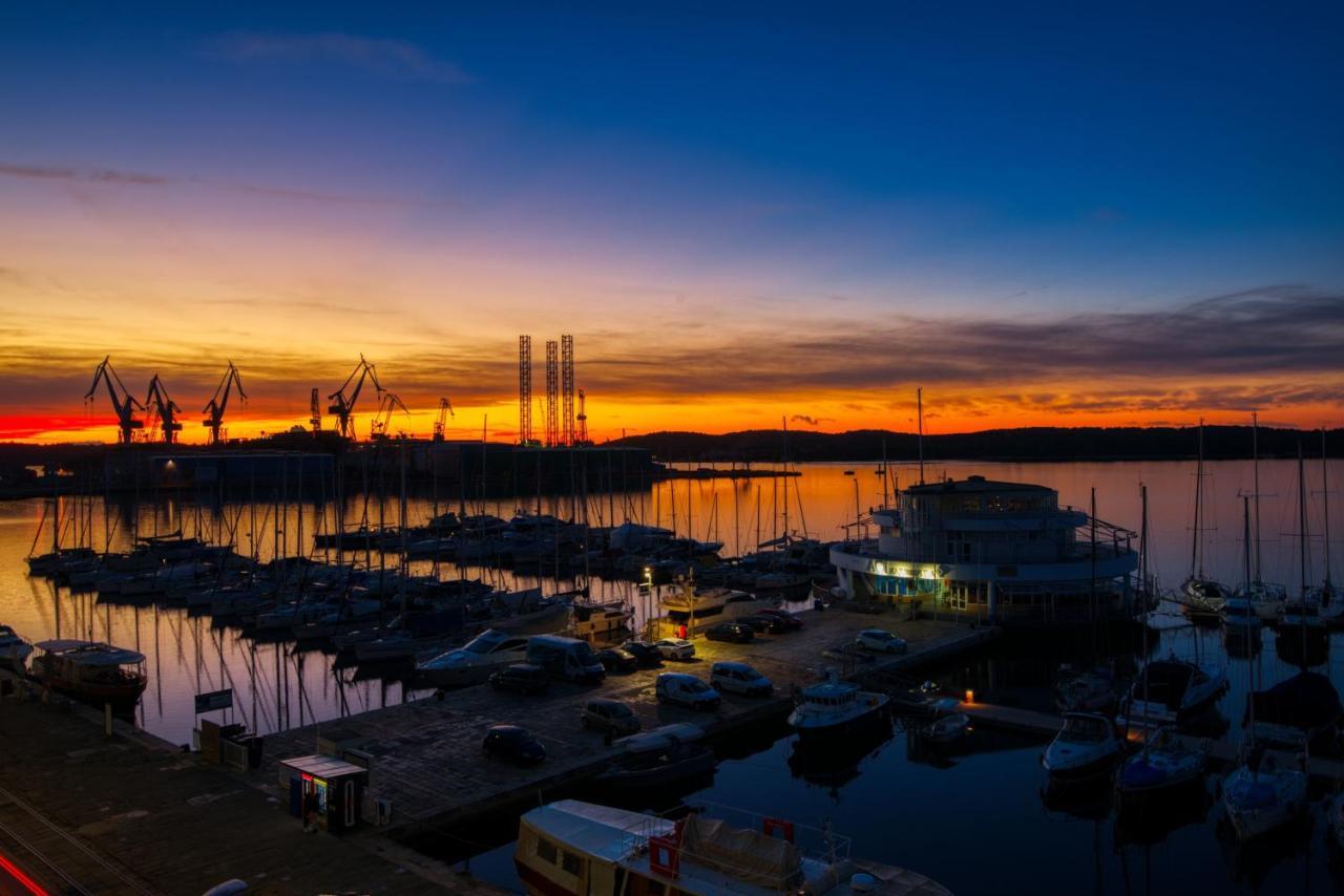 Studio Apartment Harbour พูลา ภายนอก รูปภาพ