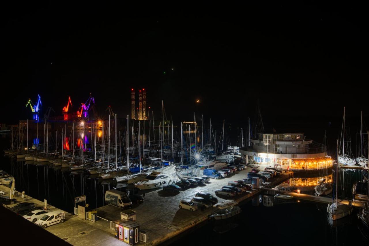 Studio Apartment Harbour พูลา ภายนอก รูปภาพ