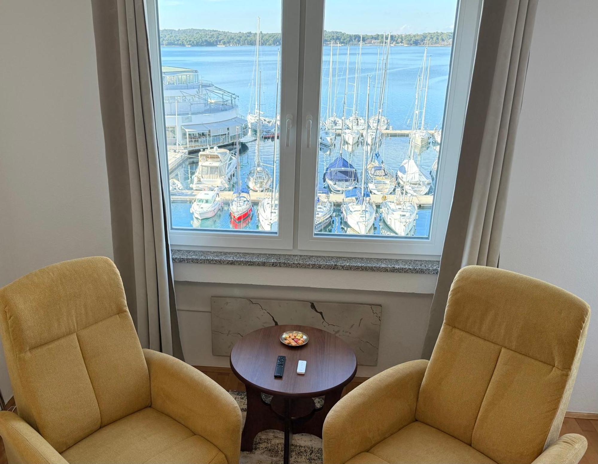 Studio Apartment Harbour พูลา ภายนอก รูปภาพ